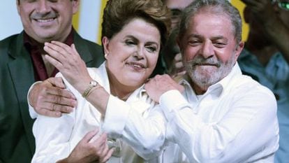 Dilma discursa ao lado de Lula na noite deste domingo.
