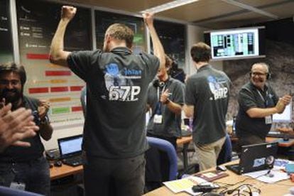 Cientistas celebram no Centro Nacional de Estudos Espaciais de Toulouse, na França, a aterrissagem no cometa.