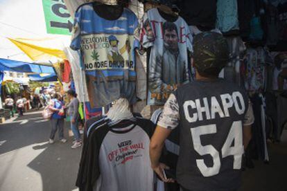 Camisetas do Chapo no mercado de Tepito, na Cidade do México.