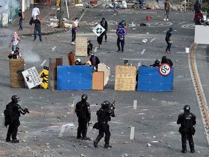 Enfrentamentos entre a polícia e manifestantes em Cali, na Colômbia.