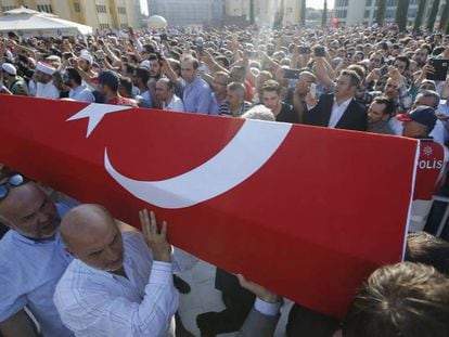 Funerais de civis mortos durante a tentativa de golpe, em Istambul.