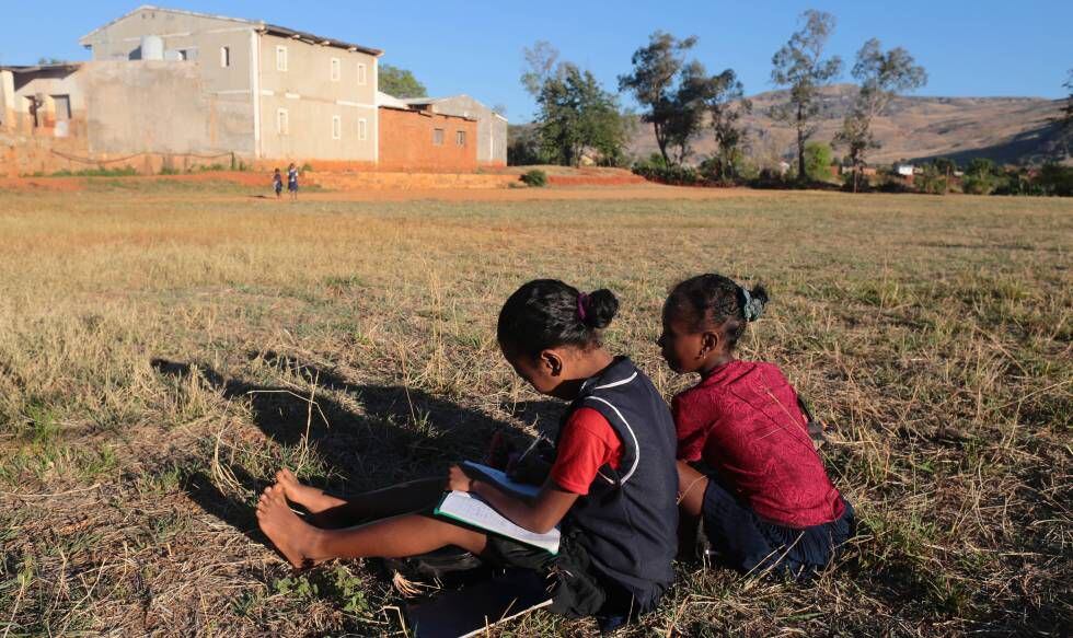 Duas meninas trabalham no campo, na Etiópia.
