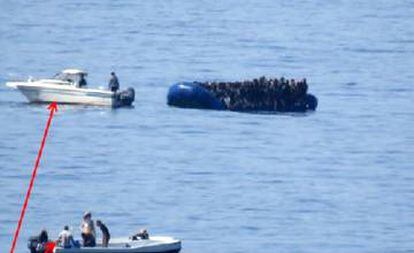 Pequenas lanchas, que os serviços de inteligência identificam com o contrabando de migrantes, acompanham as embarcações até o alto mar no Mediterrâneo Central.