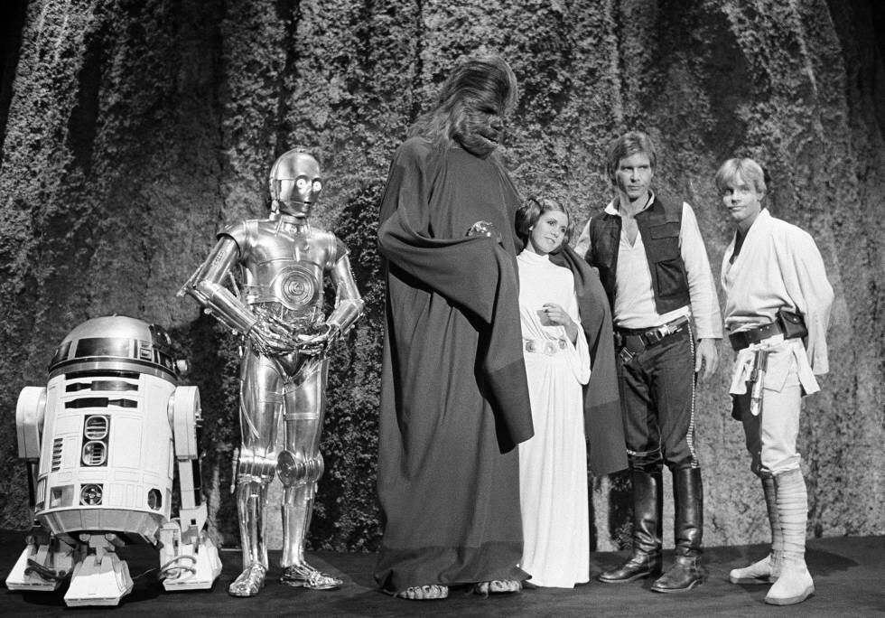 Carrie Fisher com o elenco de 'Star Wars' em 1978.