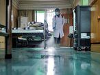 Agente desinfeta sala em centro médico em Qingshan, distrito de Wuhan (China), em 10 de fevereiro.CHINA DAILY / REUTERS (REUTERS)