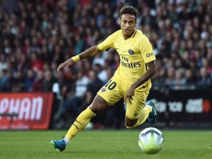 Neymar controla a bola
