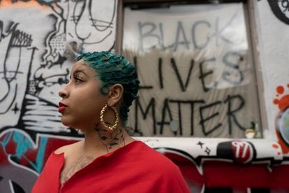 Apoiadora do movimento Black Lives Matter caminha por Sweet Auburn.
