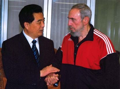 Da mão dada com o então presidente da China, Hu Jintao, em 18 de novembro de 2008.