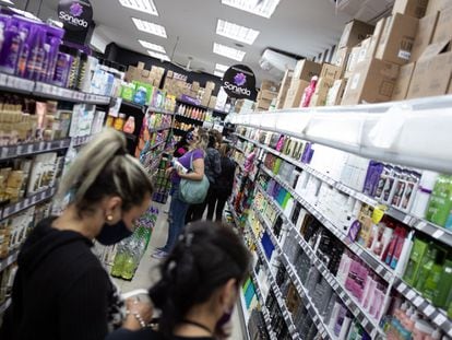 Consumidores usam máscara na reabertura de supermercado de São Paulo após a quarentena gerada pelo novo coronavírus