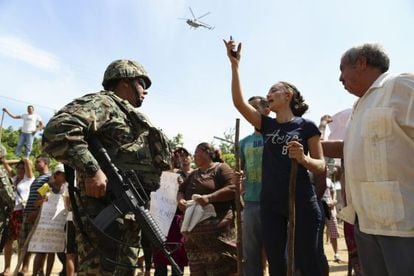 Uma mulher discute com um militar durante protesto pela libertação de Mireles.