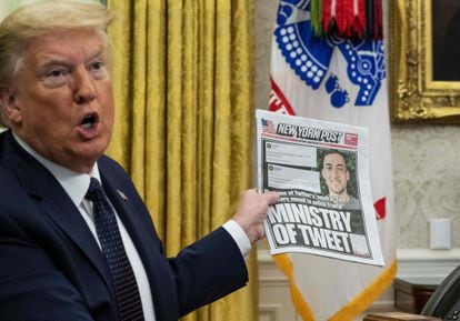 O presidente Donald Trump mostra a capa do jornal 'New York Post', onde aparece um funcionário do Twitter. Trump se queixa pelo trato recebido pela empresa.