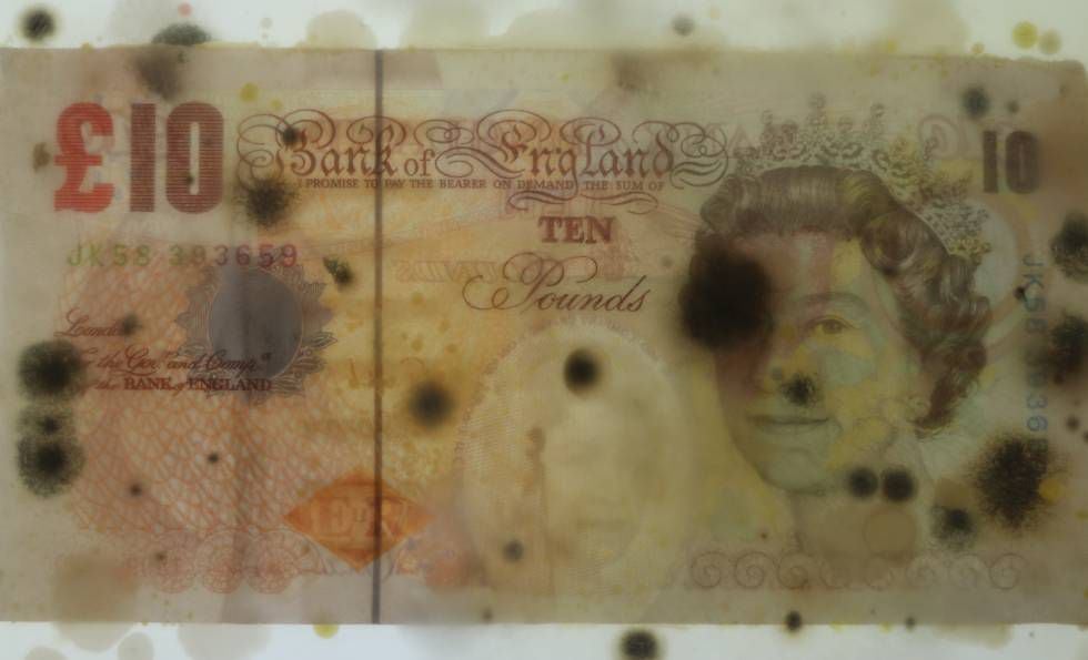 Uma nota de 10 libras com a figura da rainha da Inglaterra