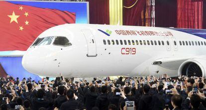 O avião comercial chinês C919, apresentado hoje em Xangai.
