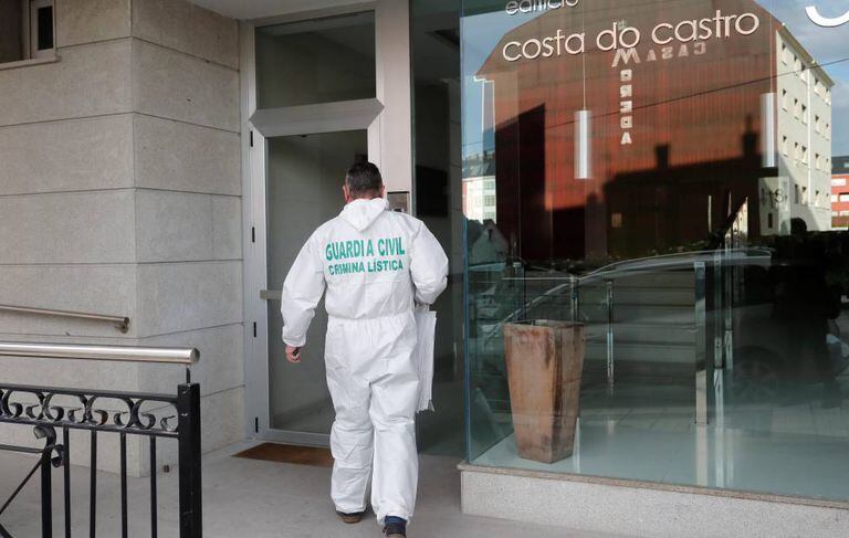Um policia civil entra no edifício de Foz (Lugo) onde foi achado o cadáver, nesta passada segunda-feira.