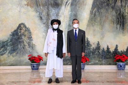 O cofundador do Talibã, o mulá Abdul Ghani Baradar, e o ministro das Relações Exteriores chinês, Wang Yi.