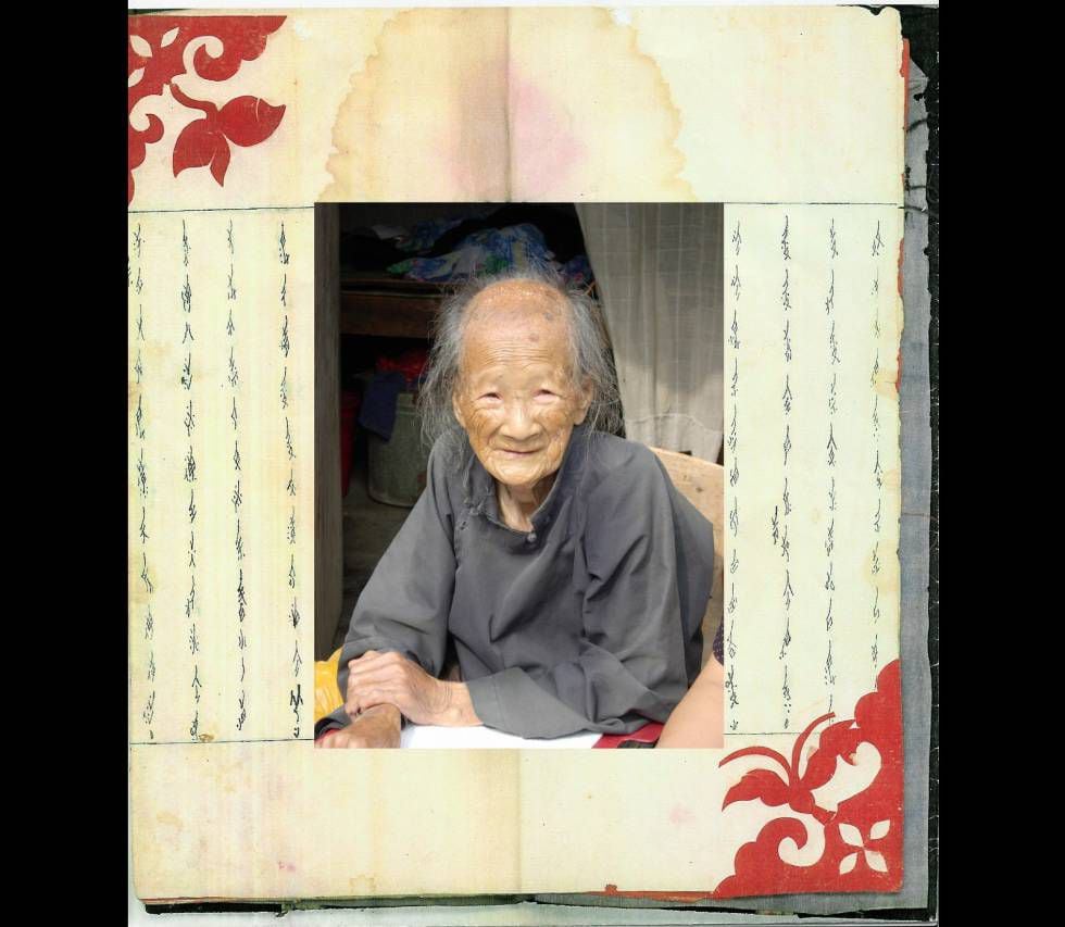 Yang Huanyi, a última pessoa capaz de ler e escrever em nushu, um sistema de escrita codificada usada durante séculos por mulheres chinesas.