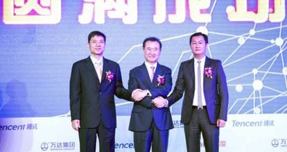 Desde a esquerda: Robin Li (Baidu), com Wang Jailin (Wanda), e Ma Huanteng (Tencent).