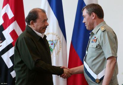 Ortega cumprimenta o chefe do Estado-Maior russo, general Gerasimov.