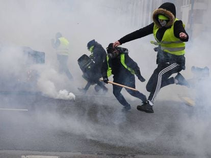 Nova jornada de protestos dos ‘coletes amarelos’, em imagens