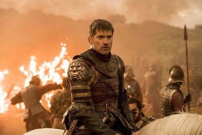 Não poderia faltar em Game of Thrones uma imagem de um dragão e um cavaleiro portando uma lança como se fosse São Jorge. Foi Jaime Lannister durante uma batalha épica (filmada, em parte, em Los Barruecos, em Cáceres) em que Daenerys, Drogon e os dothrakis arrasaram uma parte do exército dos Lannister. Fogo, lanças, flechas gigantescas, escamas de dragão, Daenerys, Tyrion preocupado com seu irmão, Bronn em estado puro e Jaime quase sufocado. Essa batalha teve de quase tudo.
