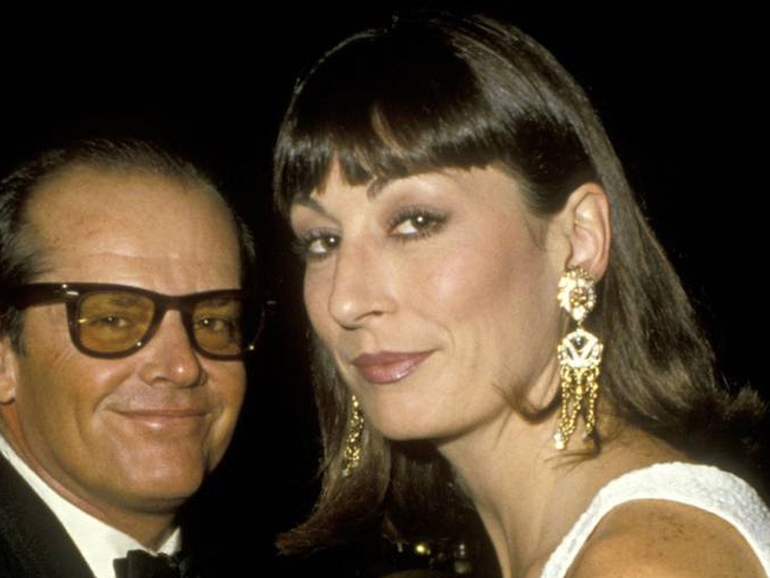 Anjelica Huston com Jack Nicholson, que foi seu namorado durante 17 anos de forma intermitente e foi um dos dois homens cuja sombra superou graças ao seu talento. O outro foi o pai, John Huston.