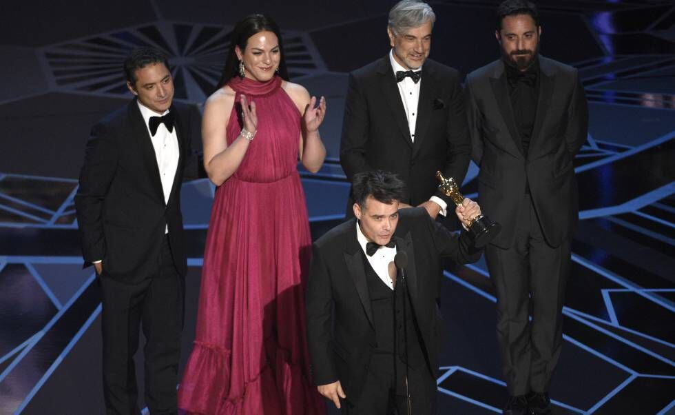 O diretor Sebastián Lelio com o Oscar. Atrás, da esquerda para a direita, Juan de Dios Larraín, Daniela Vega, Francisco Reyes e Pablo Larraín