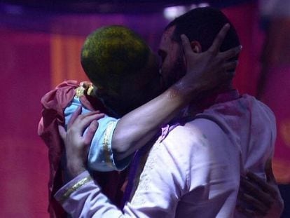 Lucas e Gilberto, participantes do BBB 21 se beijam durante uma festa no programa.