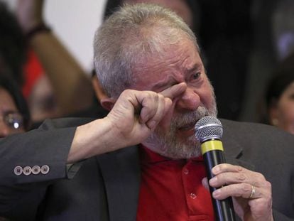 Lula chora durante sua fala nesta quinta.