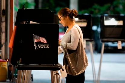 Uma mulher vota na Flórida, nesta terça.