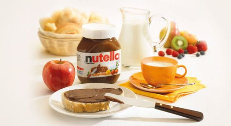 Pote de Nutella ao lado de outros produtos para o café da manhã