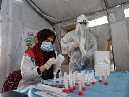 Funcionários de saúde palestinos em uma tenda de testes de detecção do coronavírus, na terça-feira em Khan Yunis, na Faixa de Gaza.