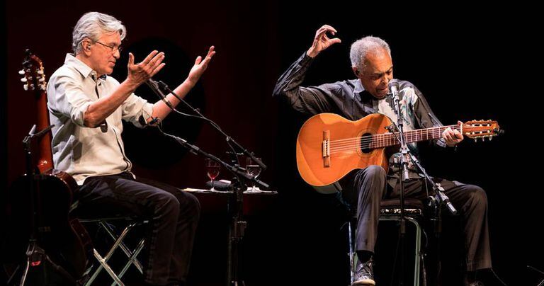 Caetano Veloso e Gilberto Gil, durante show.