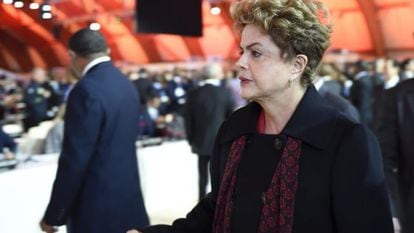 Dilma Roussef, ao chegada na sessão plenária da cúpula sobre mudança climática, em Paris.