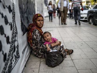 Uma síria pede esmola em Istambul.