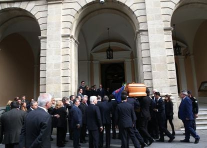 Chegada do caixão da duquesa à Prefeitura de Sevilha.