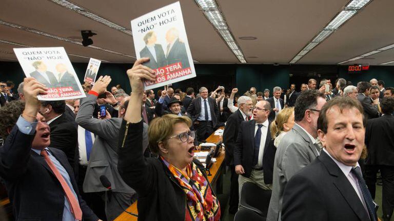 Deputados rejeitam relatório contra Temer