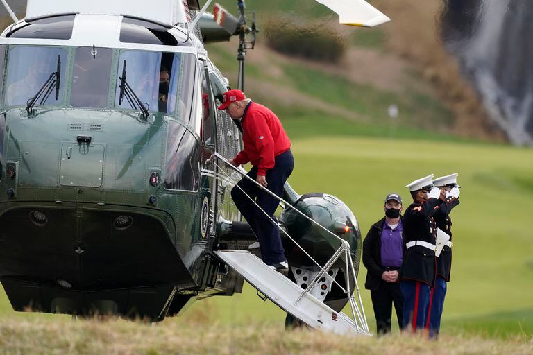 Donald Trump entra no Marine One para voltar à Casa Branca após jogar golfe em Sterling na quinta-feira.