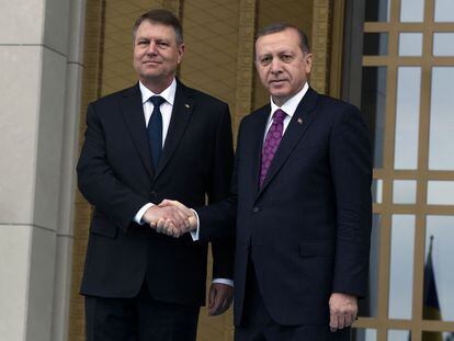 Recep Tayyip Erdogan e, à esquerda, seu colega romeno Klaus Iohannis, nesta quarta-feira em Ancara.