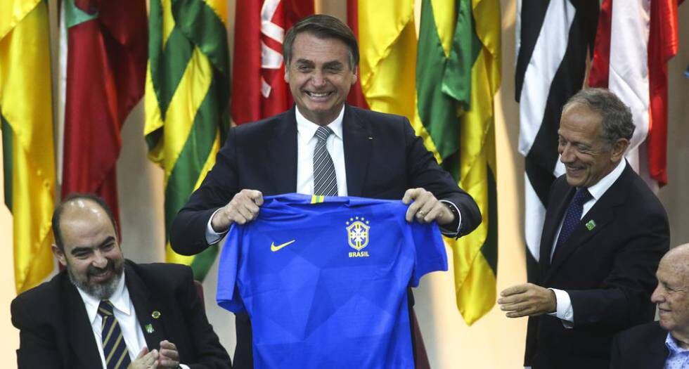 Presidente Bolsonaro recebe presente de Walter Feldman em cerimônia de homenagem à CBF.