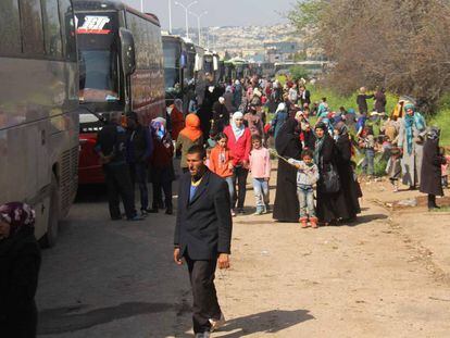 Civis sírios evacuados de Fua e Kefraya esperam comboio em Al Rashidin.