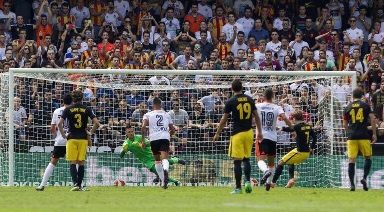Griezmann bate o pênalti diante de Diego Alves.