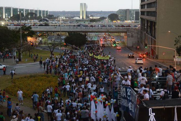 Marcha para Jesus reúne evangélicos em Brasília.