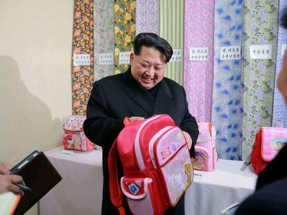 O líder norte-coreano Kim Jong-un em visita a uma indústria têxtil no ano passado.