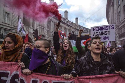Manifestantes em Londres levam faixa 'feministas contra fascismo' durante protesto contra o Brexit, em 9 de dezembro. 