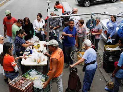 Posto de venda de frutas e verduras em Caracas.