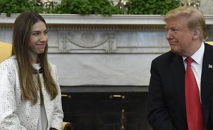 Donald Trump com Fabiana Rosales, nesta quarta-feira na Casa Branca.