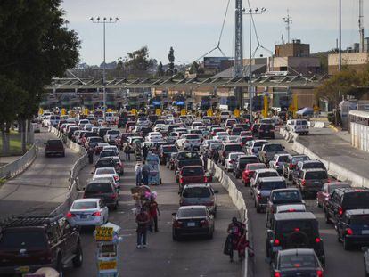 Carros esperando para entrar nos EUA na cidade de Tijuana.
