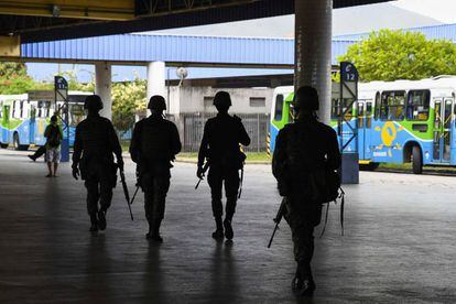 Exército patrulha um terminal de ônibus, em Vitória, nesta terça.