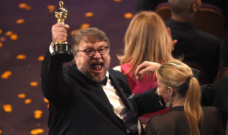 O mexicano Guillermo del Toro com seu Oscar de melhor diretor.