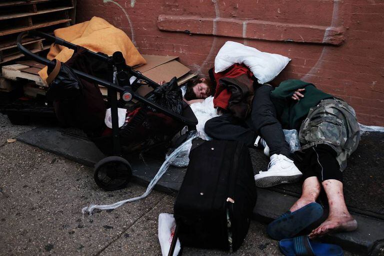 Consumidores de drogas caídos no distrito nova-iorquino do Bronx.